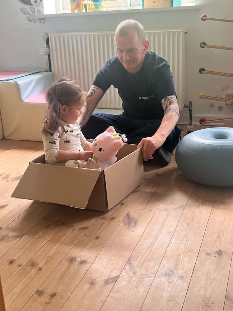 Leg i papkasse med far