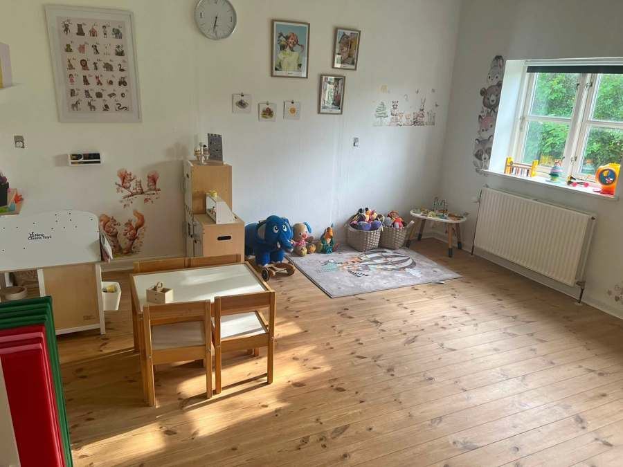 Stort legerum med tæppe og kravlelegetøj